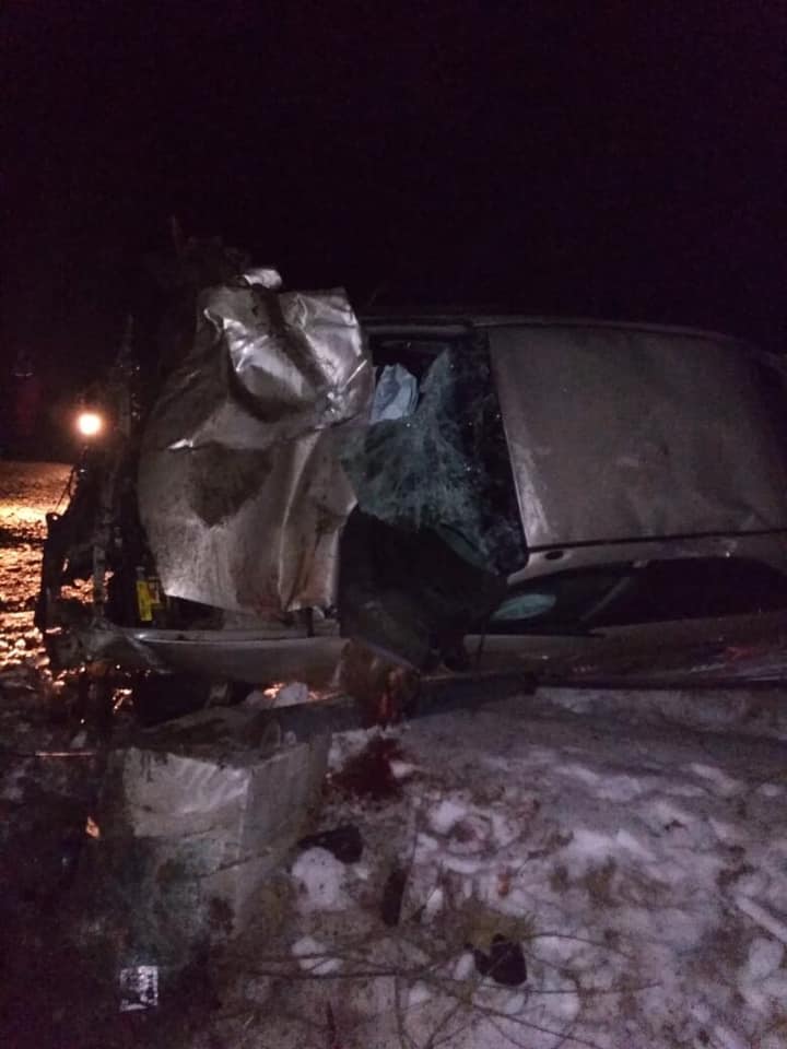 На Косівщині водій “євробляхи” розбився об білборд, є загиблий (ФОТО)