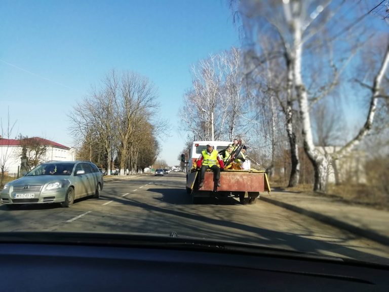 Через візит Порошенка на Прикарпатті у неділю взялися латати дороги (ФОТО)