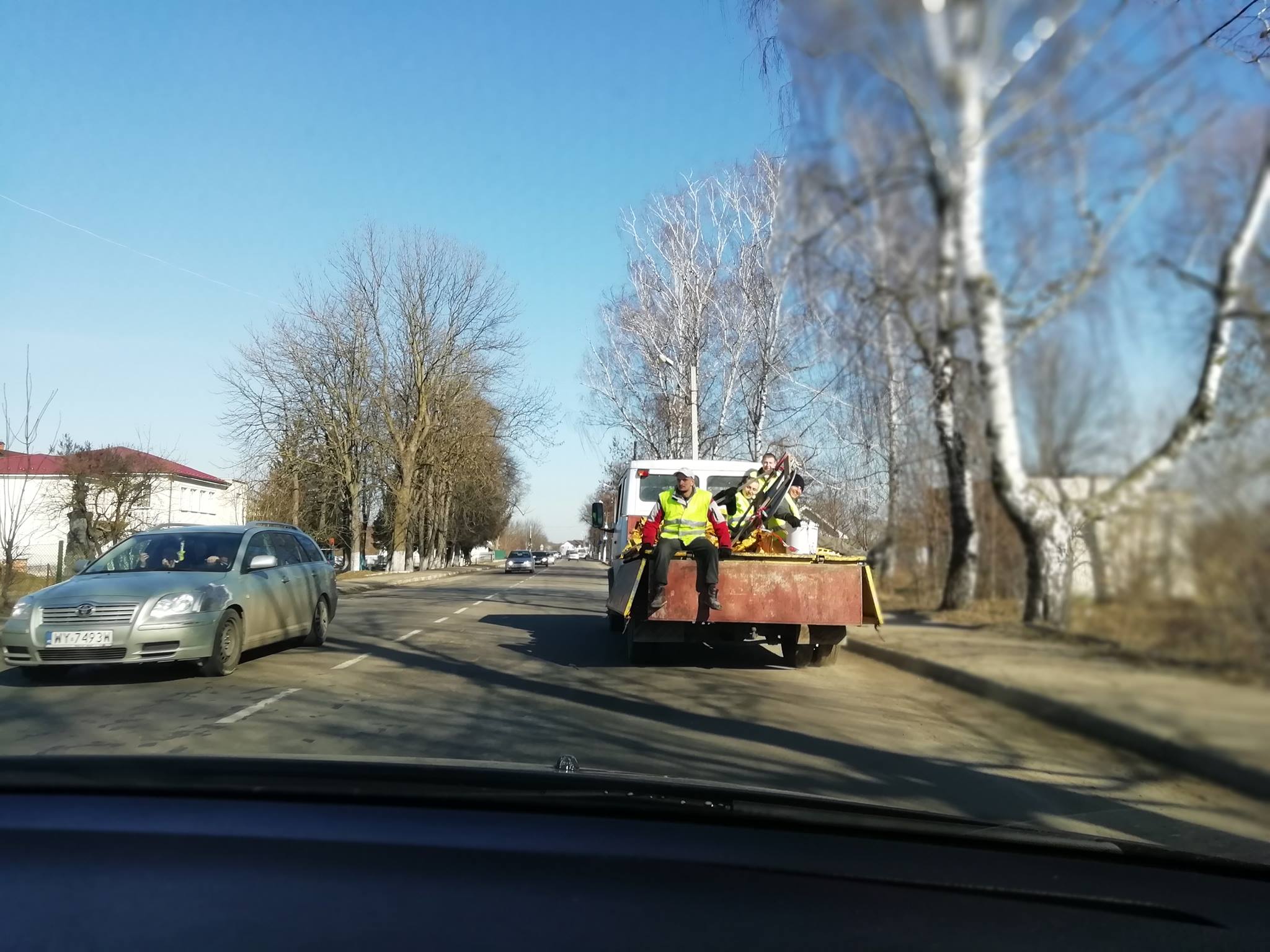 Через візит Порошенка на Прикарпатті у неділю взялися латати дороги (ФОТО)