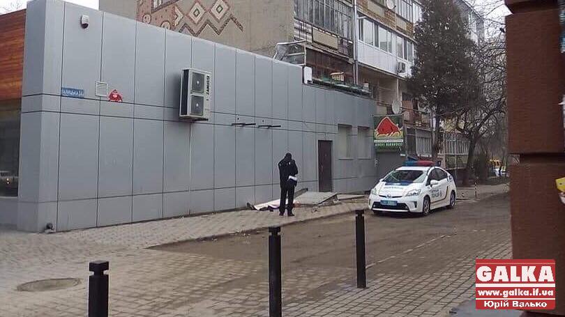 Посеред франківської вулиці виявили труп (ФОТОФАКТ)