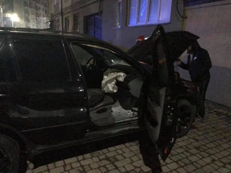 В ніч на суботу на Каскаді горів позашляховик BMW (ФОТО)