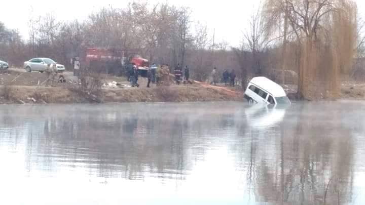 Витягали більше години: в “Бурштинському морі” ледь не втопився мінівен (ФОТО)