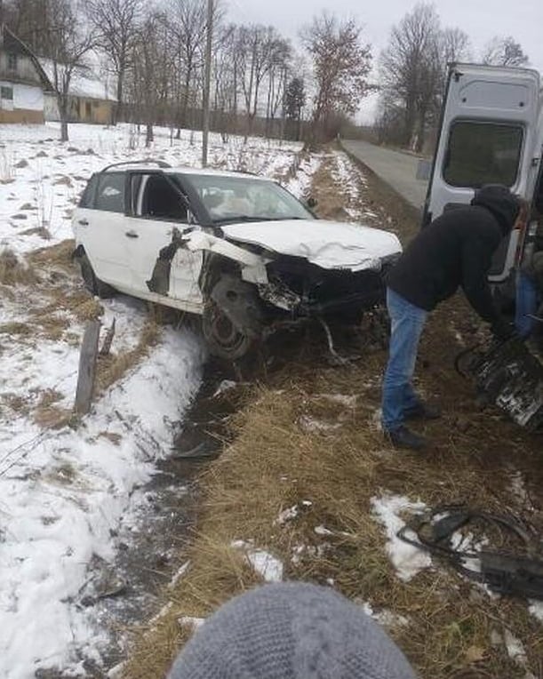 На Калущині авто підкинуло на містку та занесло у дерево. Четверо людей в лікарні (ФОТО)