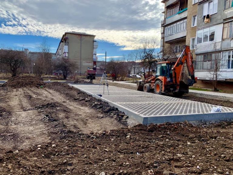 На Бамі взялися за облаштування великого двору (ФОТО)