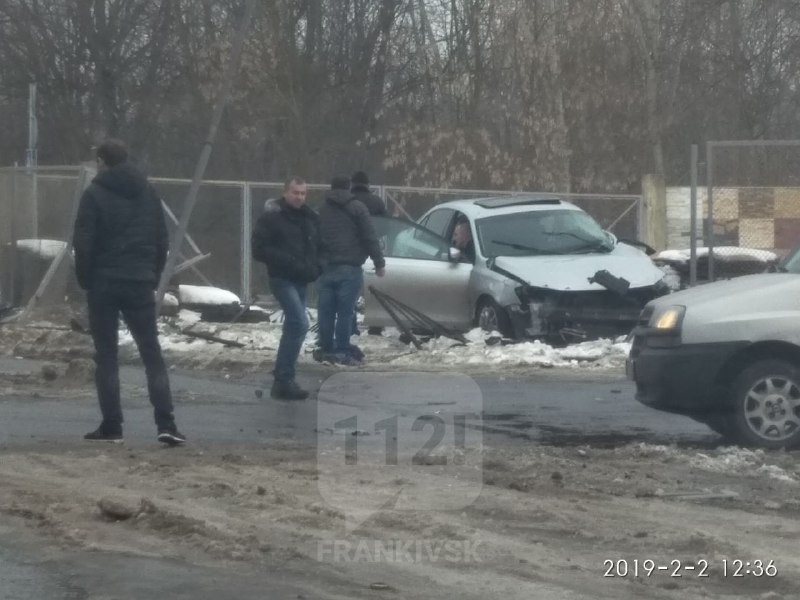 Поблизу Калуша ДТП: зіткнулися “Ніссан” і “Фольксваґен” (ФОТО)