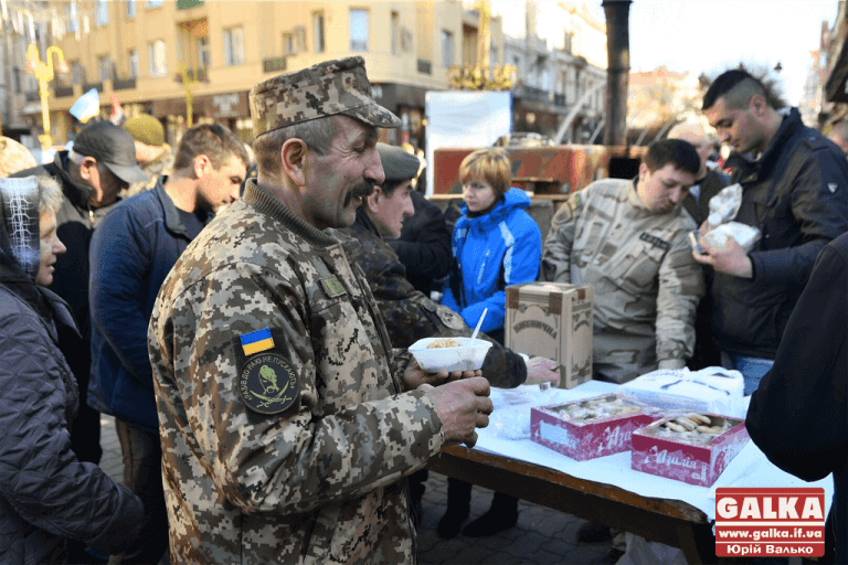 На Вічевому майдані облаштували польову кухню (ФОТО)