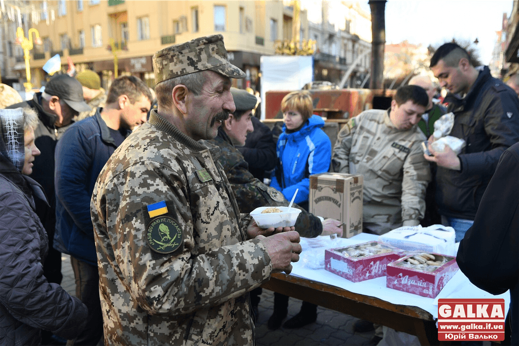 На Вічевому майдані облаштували польову кухню (ФОТО)