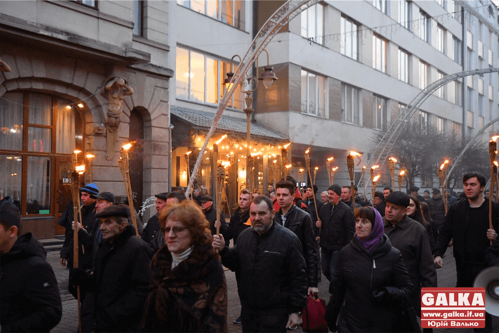 Смолоскипною ходою вшанували Героїв Небесної Сотні в Івано-Франківську (ФОТО)