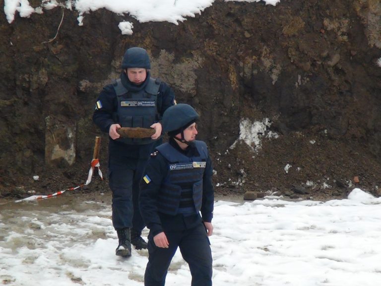 На Прикарпатті піротехніки знищили вибухонебезпечний предмет (ФОТО)