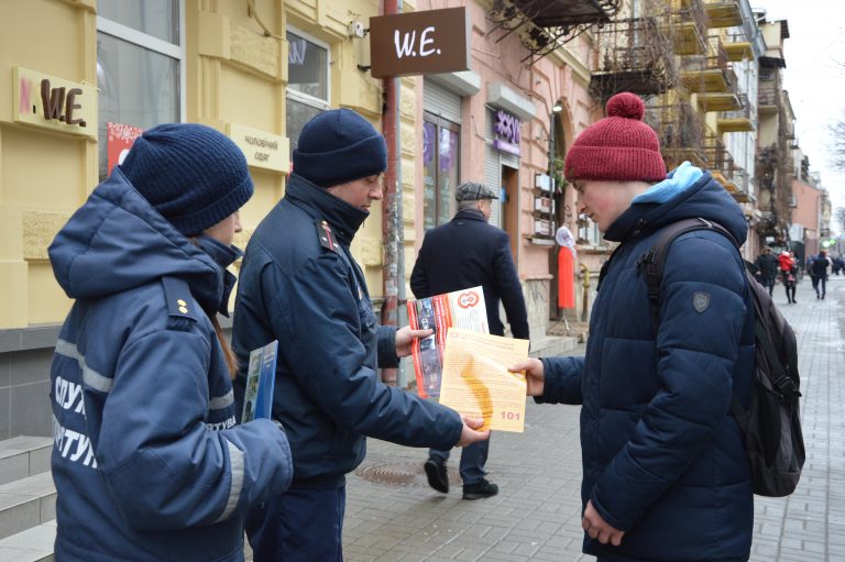 Рятувальники навчали франківців правил пожежної безпеки в зимовий період (ФОТО)
