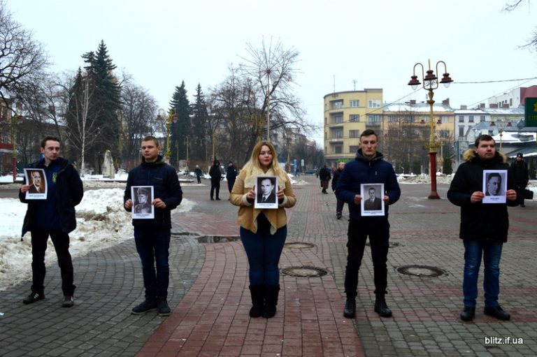 Іванофранківці влаштували у середмісті флешмоб до 90-ї річниці створення ОУН