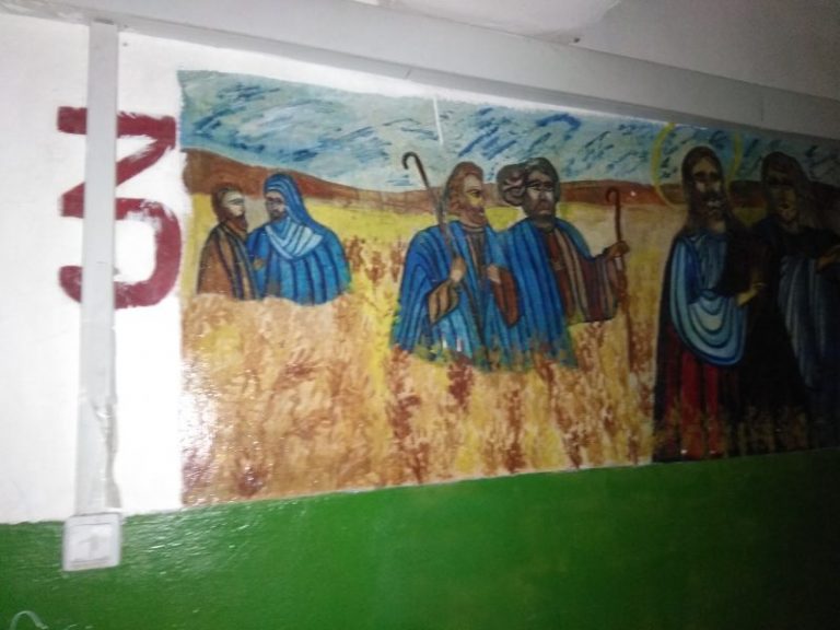Під’їзд ужгородської багатоповерхівки розмалювали зображеннями ангелів і святих (ФОТО)