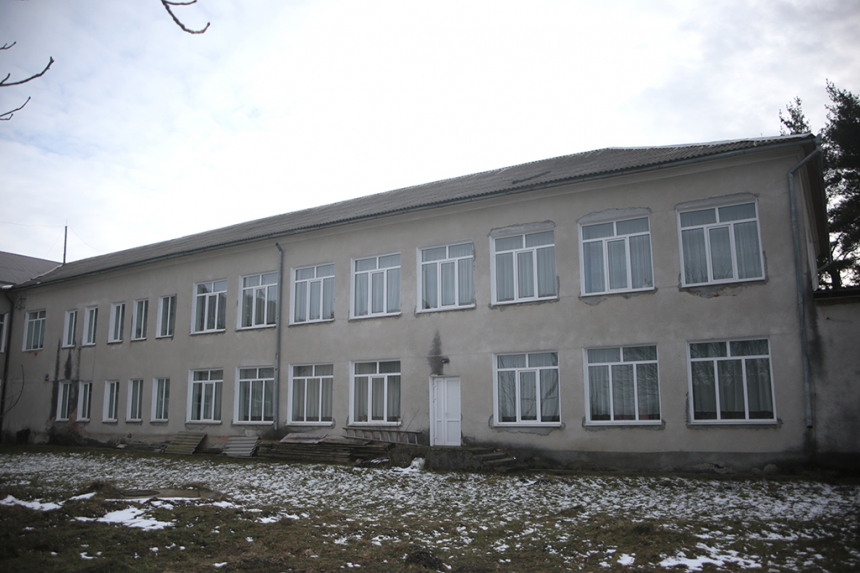 У сільській школі на Тисмениччині відремонтують дах (ФОТО)
