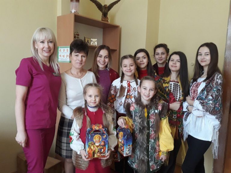 Маленькі артисти Прикарпаття попросили перерахувати заколядовані гроші на лікування онкохворої дитини