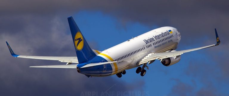 МАУ оновила бортове меню: тепер у літаку продають міцний алкоголь
