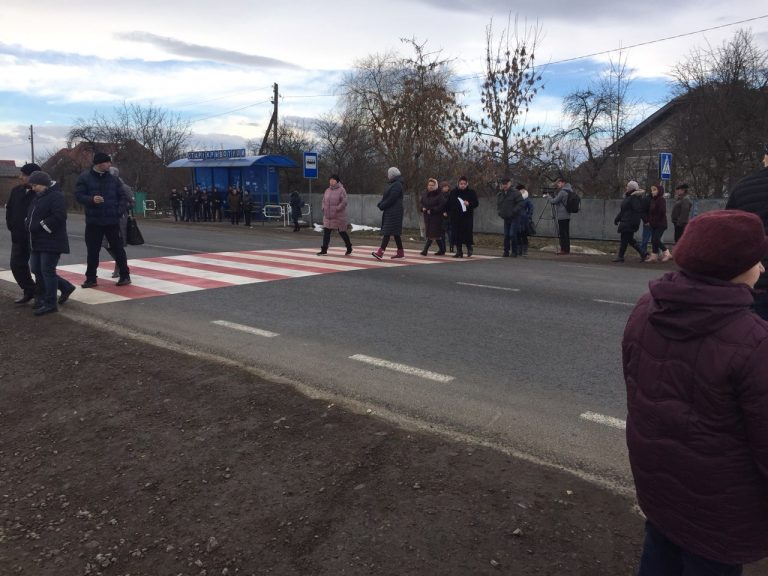 На Прикарпатті люди перекривали дорогу національного значення – вимагають безпечної інфраструктури (ФОТО)
