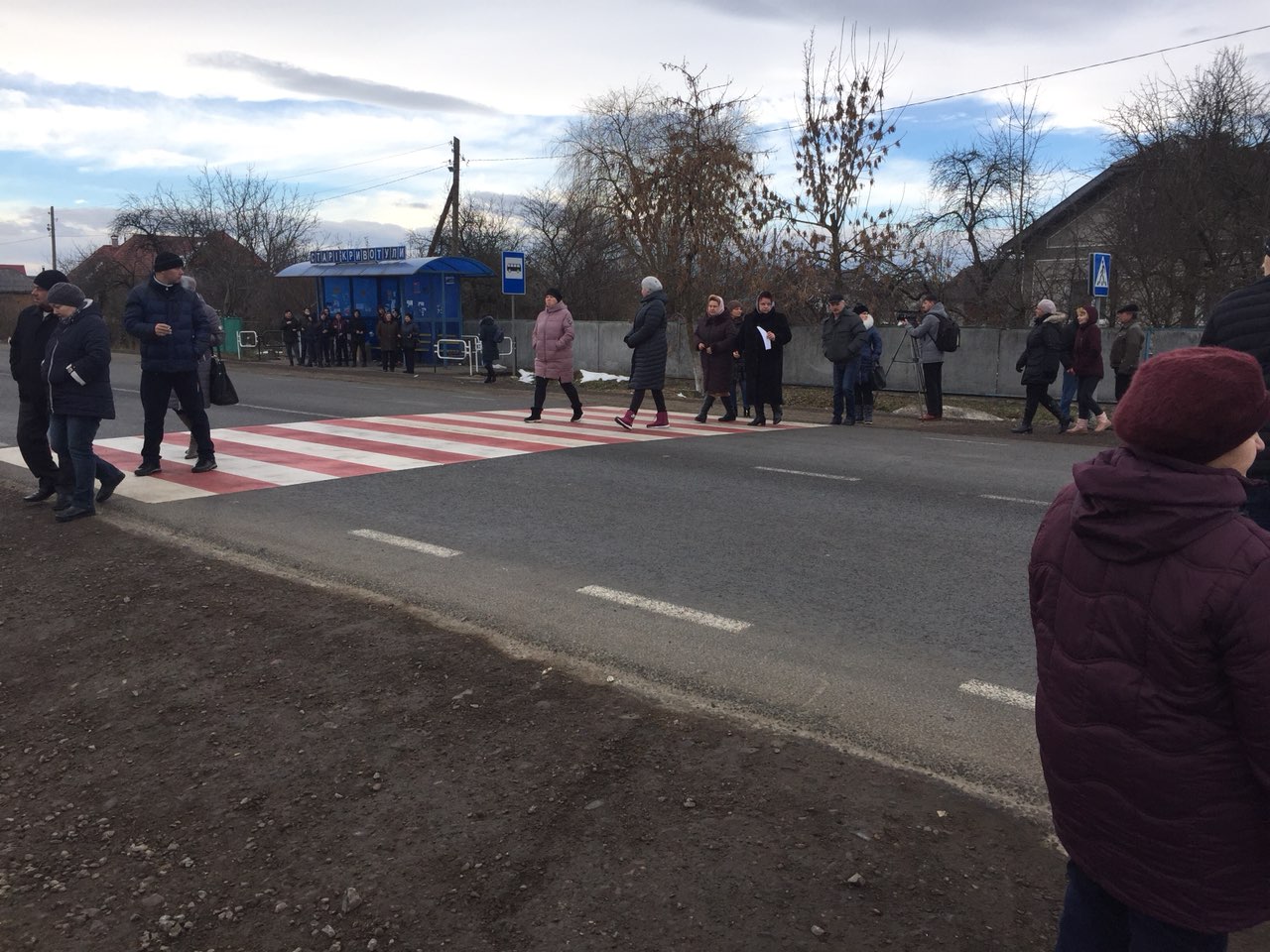 На Прикарпатті люди перекривали дорогу національного значення – вимагають безпечної інфраструктури (ФОТО)