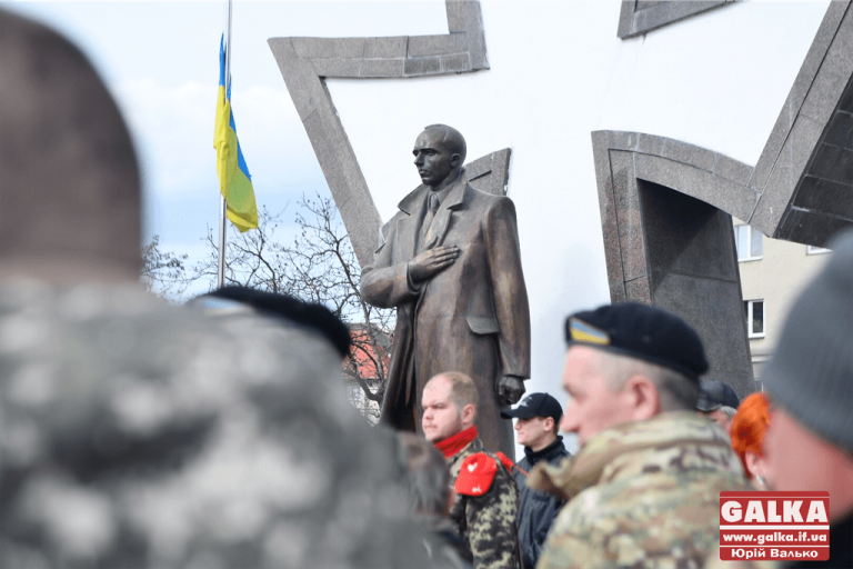 В Івано-Франківську ходою та панахидою вшанували українських добровольців (ФОТОРЕПОРТАЖ)