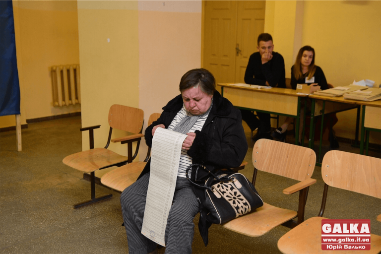 Дільниця тут, там і там. Як у фойє франківської школи працюють одразу три ДВК (ФОТО)