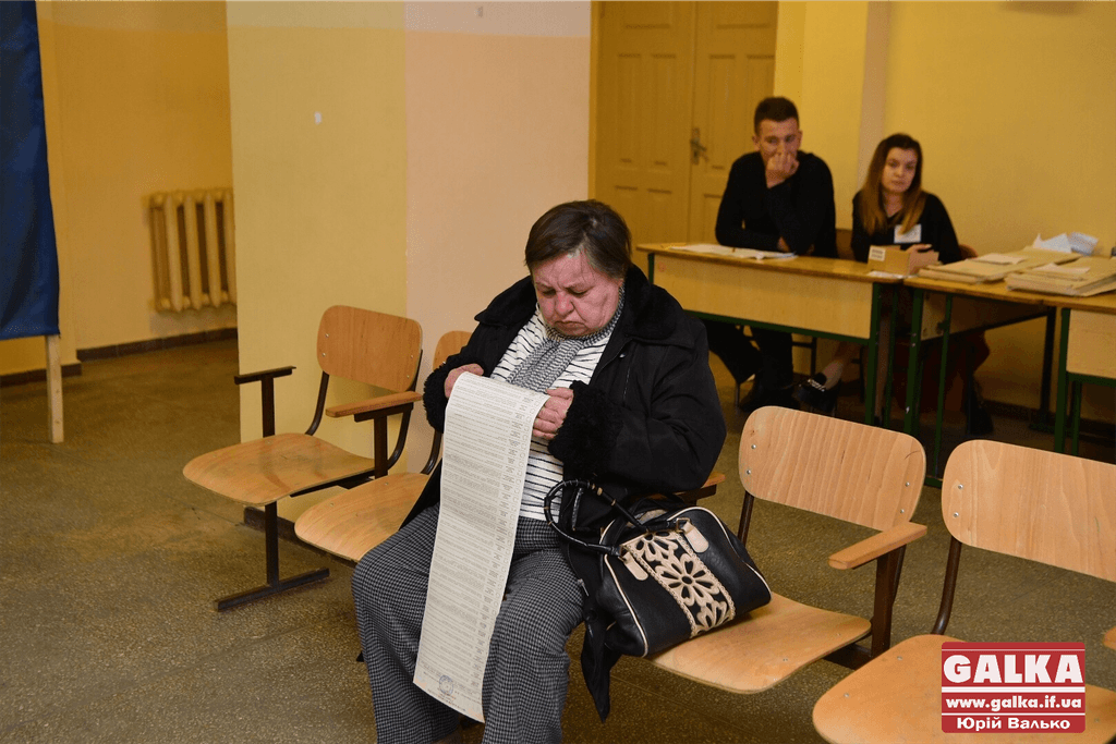 Дільниця тут, там і там. Як у фойє франківської школи працюють одразу три ДВК (ФОТО)