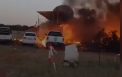 В Африці через сімейний конфлікт чоловік викрав літак і протаранив свій будинок (ВІДЕО)