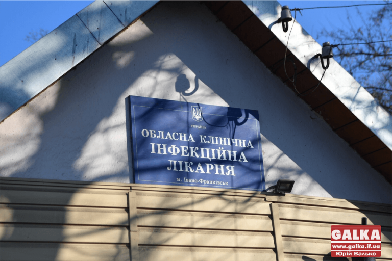 Майже режимна дільниця. Як голосують за президента у інфекційній лікарні (ФОТО)