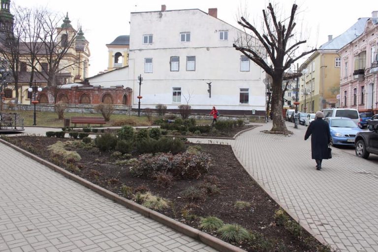 Прибирання сміття з клумб, обрізка дерев та кущів: як комунальники готують місто до весни (ФОТО)