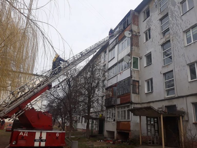У Калуші горів балкон квартири – пожежники врятували літню жінку (ФОТО)