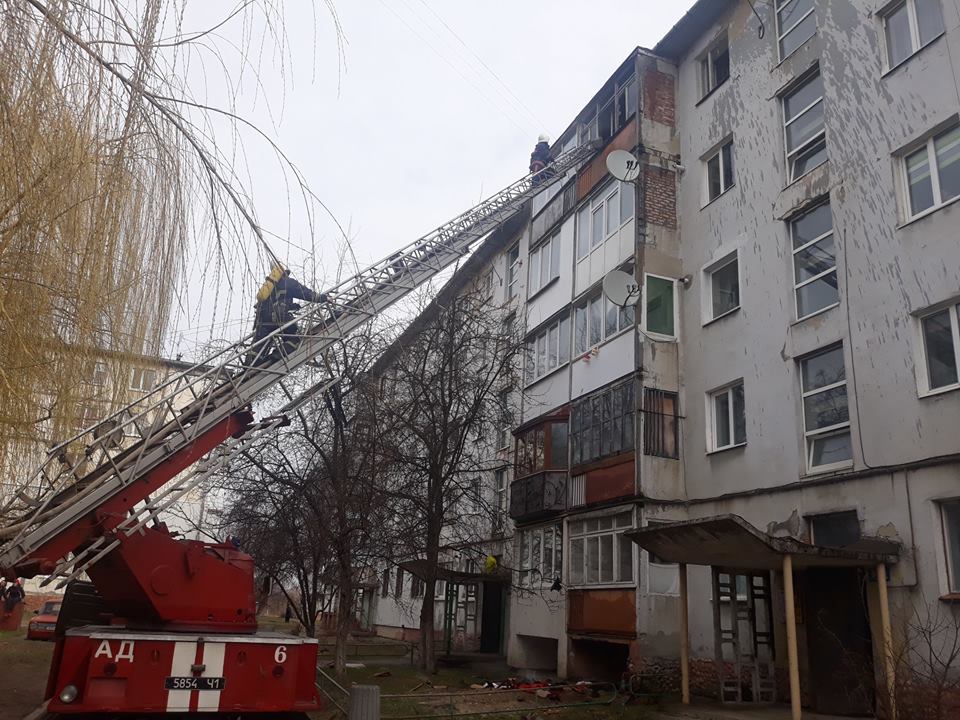 У Калуші горів балкон квартири – пожежники врятували літню жінку (ФОТО)
