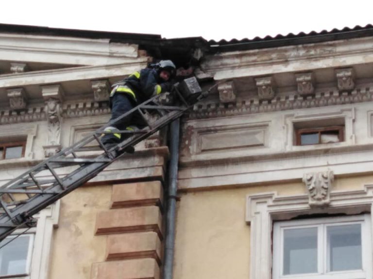 У центрі Франківська штукатурка з будинку травмувала жінку (ФОТОФАКТ)