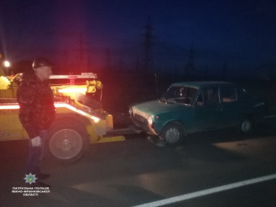 У Франківську дуже п’яний чоловік керував автівкою і лаявся на перехожих (ФОТО)