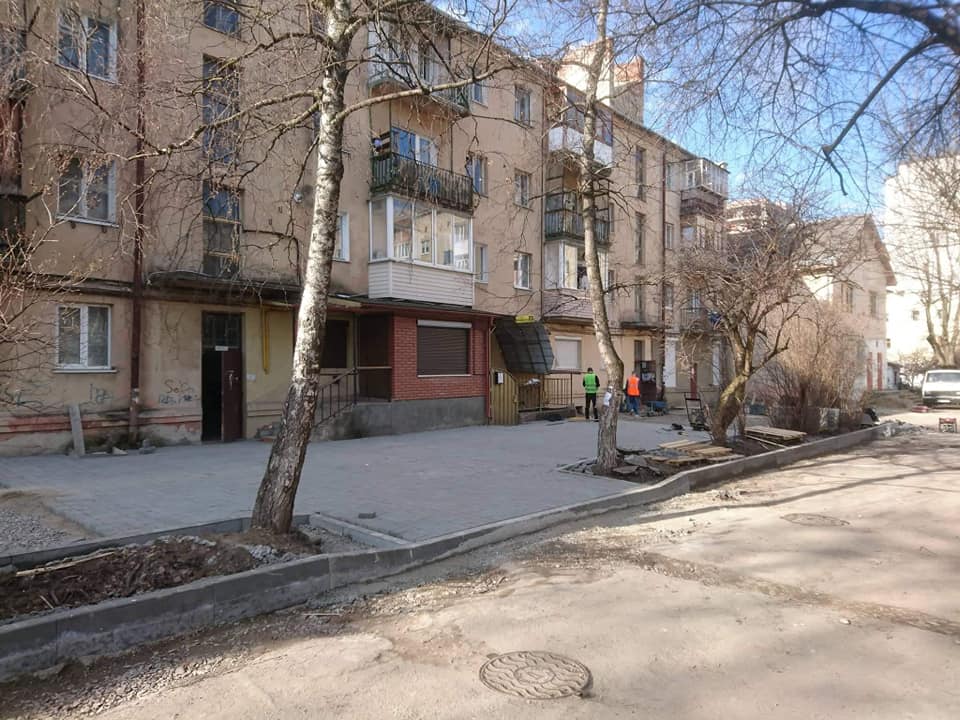 На Бельведерській брукують прибудинкову територію (ФОТО, ВІДЕО)