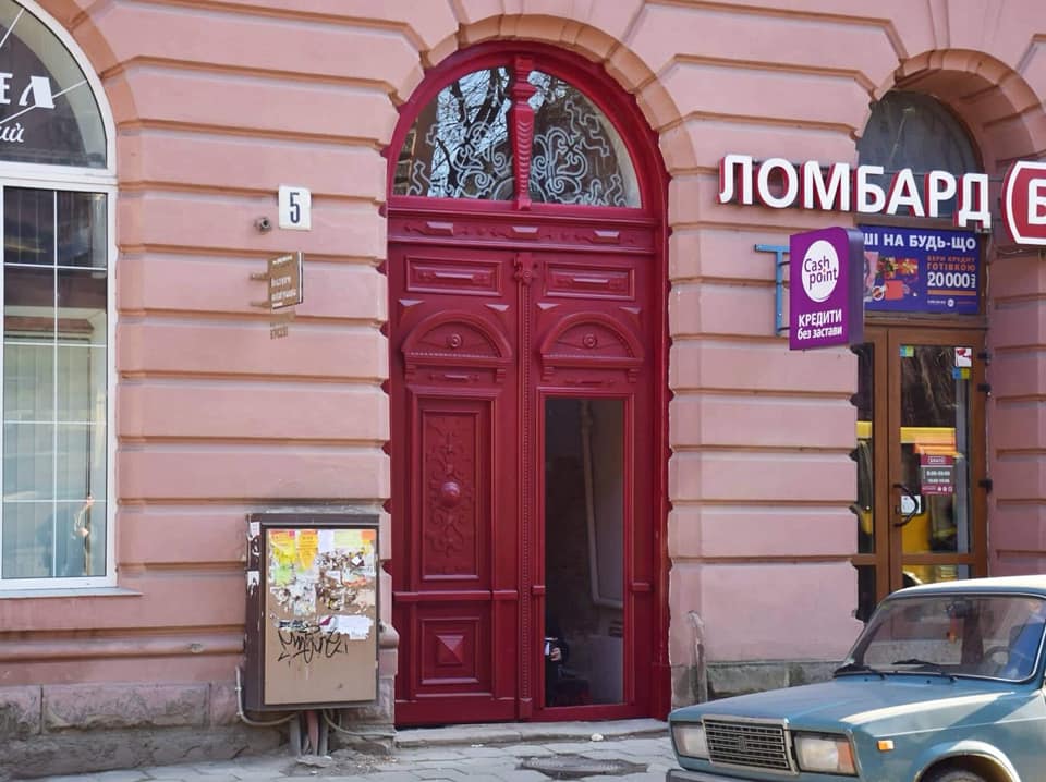Ще два історичні будинки у центрі міста отримали відреставровані двері (ФОТО)