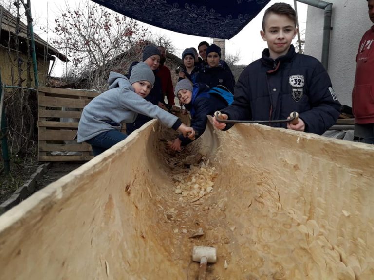 Як юні прикарпатці середньовічний човен майстрували (ФОТО)