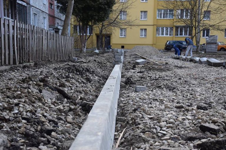 В Івано-Франківську взялися ремонтувати великий двір із парковкою (ФОТО)