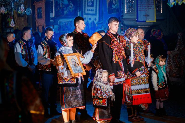 Прикарпатський фотограф поділився світлинами колоритного гуцульського весілля (ФОТО)