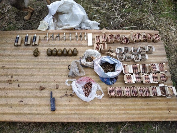 Поліціянти вилучили у прикарпатця арсенал зброї та боєприпасів (ФОТО)