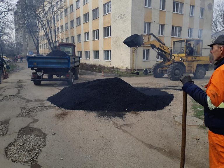 У Франківську для ямкового ремонту почали використовувати гарячий асфальт (ФОТО)