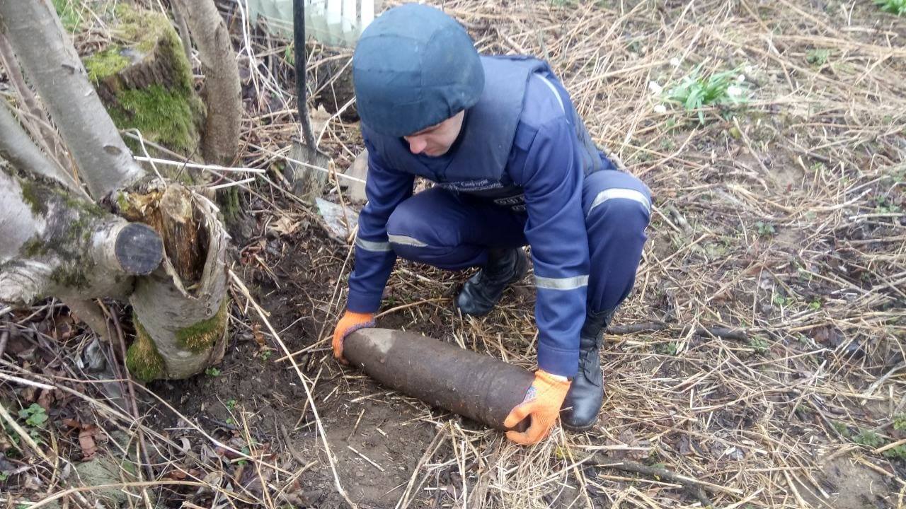 На Прикарпатті піротехніки знищили чотири вибухонебезпечні предмети, які знайшли на присадибній ділянці (ФОТО)