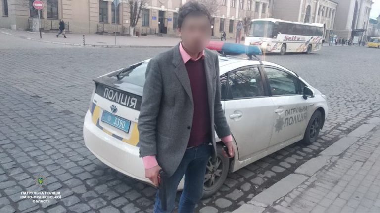 Молодий прикарпатець з іграшковим пістолетом налякав франківців і “підняв на ноги” копів (ФОТО)