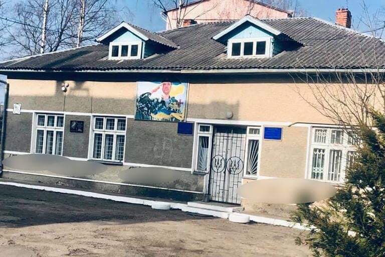 У Богородчанах хуліган-рецидивіст розмалював військкомат свастикою (ФОТО)