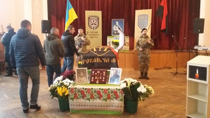 Сотні франківців прийшли попрощатися з волонтером “Госпітальєрів” Сергієм Морозом (ФОТО)