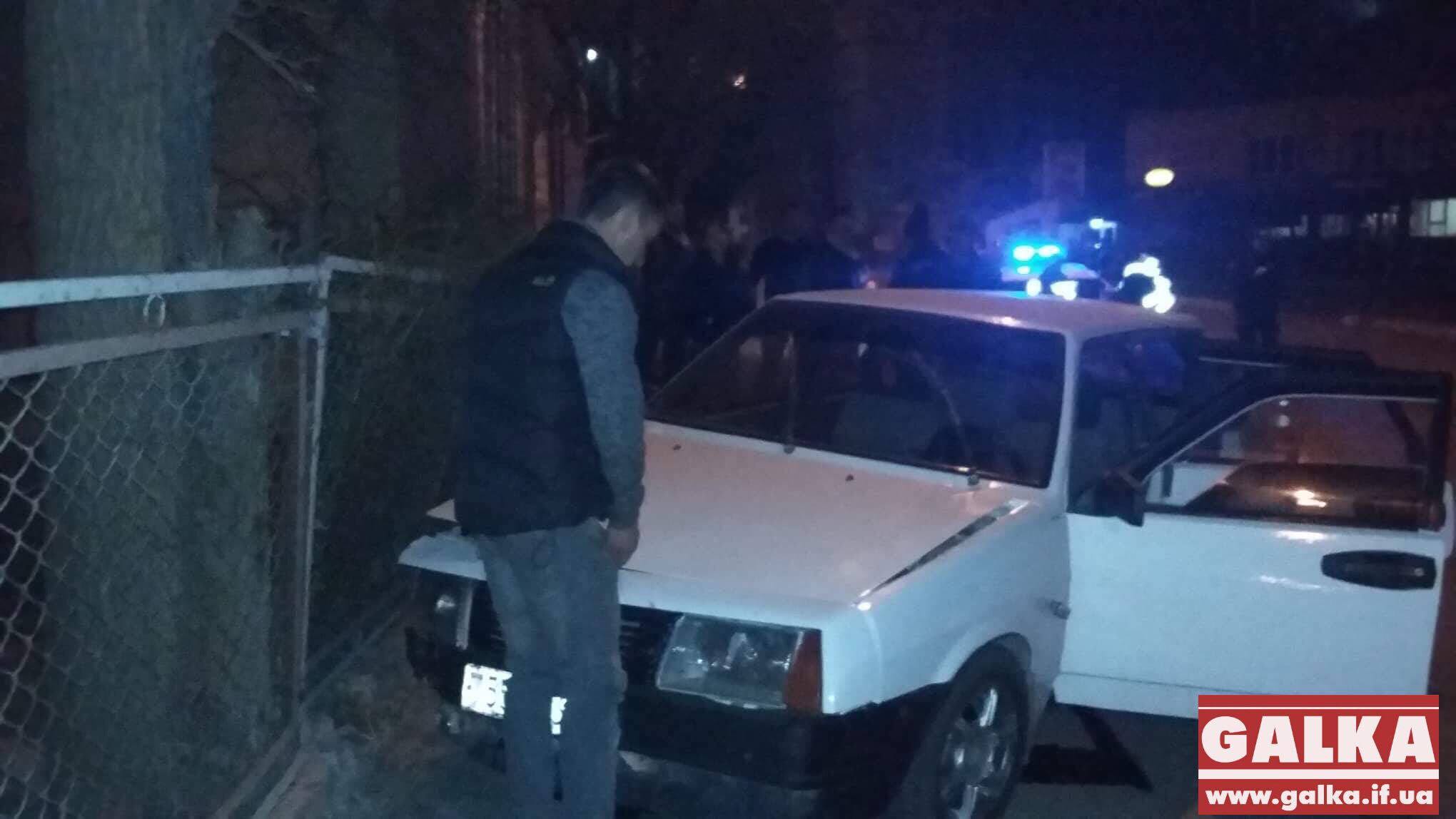 У Франківську водій з ознаками сп’яніння ледь не збив перехожу та розбив машину об паркан (ФОТО)