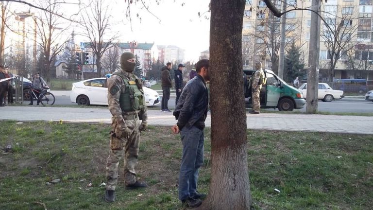 У Пасічній посеред вулиці гучне затримання групи злочинців (ФОТО, ВІДЕО, ОНОВЛЕНО)