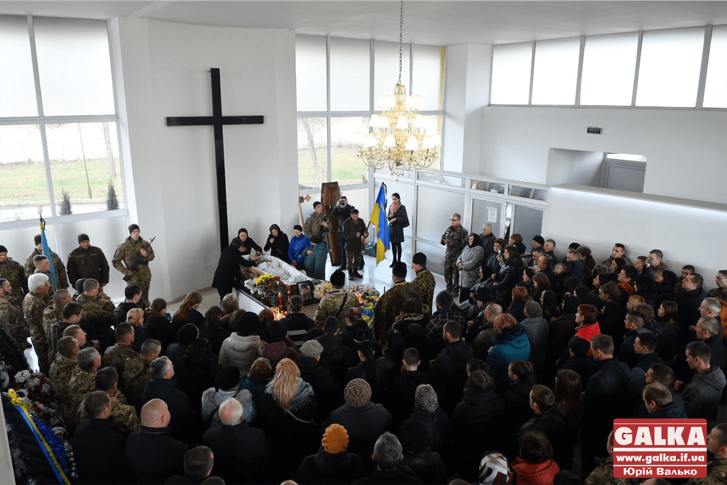 Сотні франківців проводжають в останню путь 19-річного бійця Артура Бурлаку (ФОТО)
