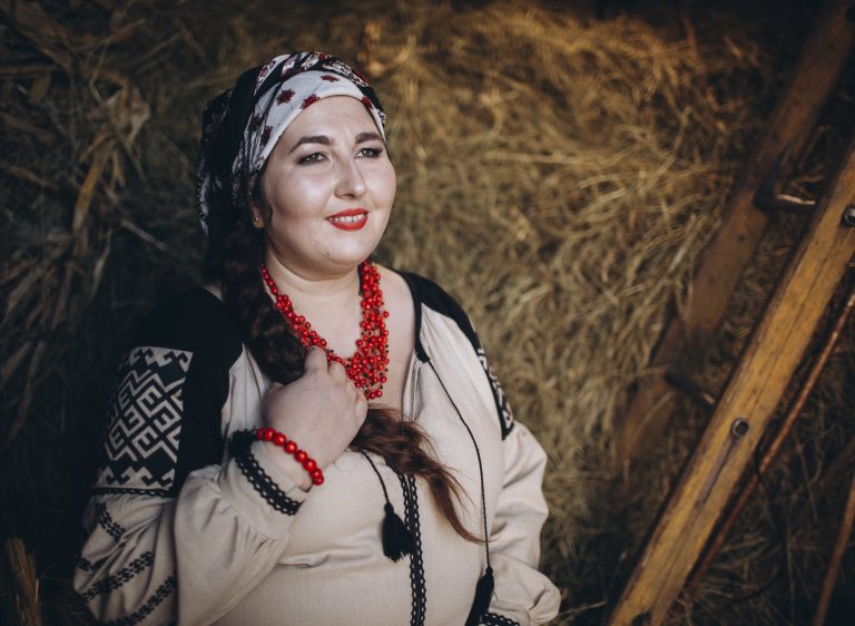 MARUV по-гуцульськи: прикарпатка зняла провокативний кліп, бо вважає, що “Євробачення пустили попри мешти”