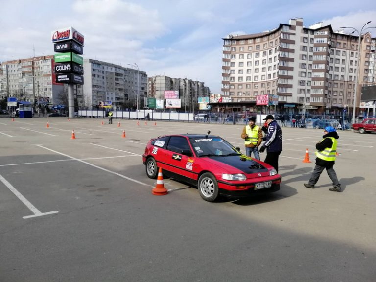 У Франківську жінки змагалися у вправності за кермом (ФОТО)