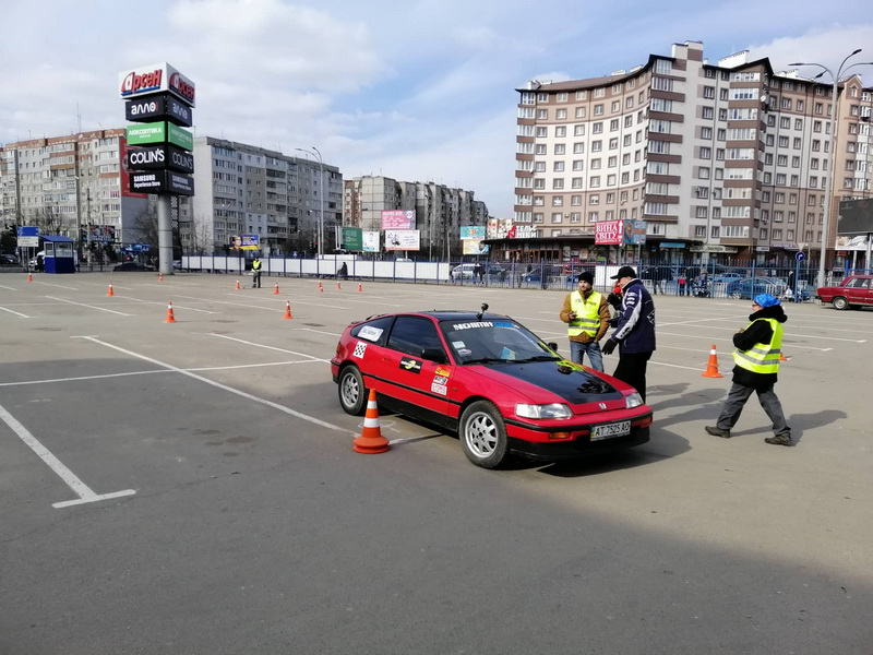 У Франківську жінки змагалися у вправності за кермом (ФОТО)