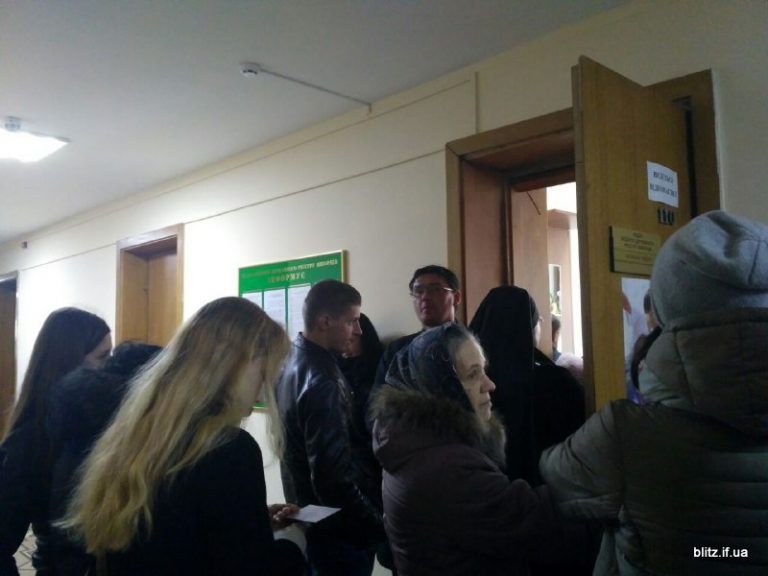 На Франківщині виборці активно змінюють місце голосування – утворилися черги