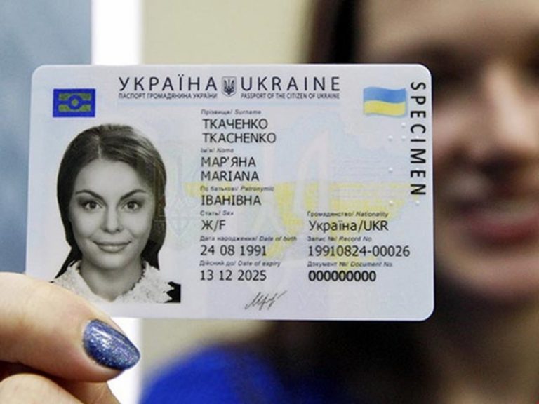 Фото на паспорт дозволили робити в головних уборах